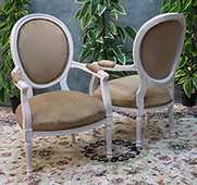 Fauteuil médaillon style Louis XVI en bois naturel patiné et lin beige - Meubles DOBOIS
