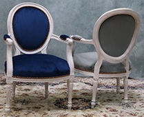 Fauteuil médaillon Louis XVI en bois blanc cérusé et velours bleu - Meubles DOBOIS