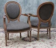 Fauteuil médaillon baroque en bois foncé vernis et cuir marron - Meubles DOBOIS