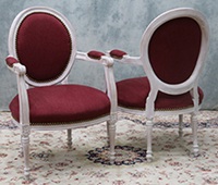 Fauteuil médaillon style Louis XVI en bois sculpté doré et velours vert - Meubles DOBOIS