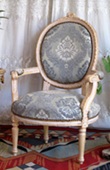 fauteuils médaillon style Louis XVI cuir capitonné noir MEUBLES DOBOIS
