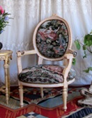 fauteuils médaillon style Louis XVI velours bleu nuit MEUBLES DOBOIS