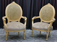 fauteuils médaillon style Louis XVI tissu damassé beige MEUBLES DOBOIS