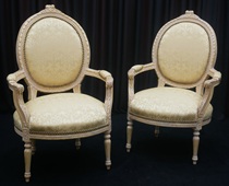 fauteuils médaillon style Louis XVI velours blanc cassé MEUBLES DOBOIS