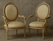 fauteuils médaillon style Louis XVI velours prune MEUBLES DOBOIS