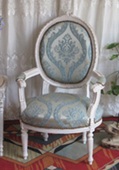 fauteuils médaillon style Louis XVI velours taupe MEUBLES DOBOIS