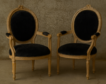 fauteuils médaillon style Louis XVI velours vert olive MEUBLES DOBOIS