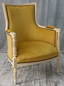Fauteuil style Empire en velours moutarde et bois massif - Meubles DOBOIS
