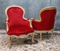 Fauteuil bergère cabriolet en gondole style Louis XV bois doré ancien et velours rouge brodé LES MEUBLES DOBOIS