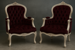 Fauteuil bergère cabriolet en gondole style Louis XV bois cérusé blanc et velours bordeaux capitonné LES MEUBLES DOBOIS