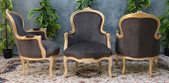 Fauteuil bergère cabriolet en gondole style Louis XV bois naturel vernis et velours gris clair LES MEUBLES DOBOIS
