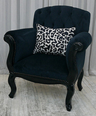 Fauteuil Pompadour Louis XV velours noir et coussins décoratifs LES MEUBLES DOBOIS
