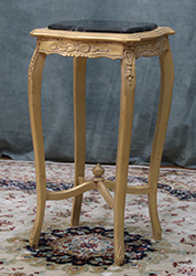 Guéridon de style Louis XV en chêne patiné avec dessus en marbre blanc - Meubles Dobois