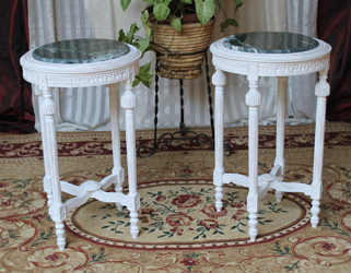 Guéridon Louis XVI avec plateau en marbre noir et piétement en bois doré - Meubles Dobois