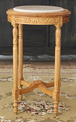 Guéridon Louis XVI raffiné avec marbre noir et piétement en bois doré - Meubles Dobois