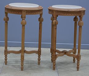 Guéridon ancien de style Louis XVI en chêne clair avec dessus en marbre blanc - Meubles Dobois