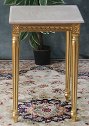 Guéridon style Louis XVI avec plateau en marbre blanc et piétement en bois doré sculpté - Meubles Dobois