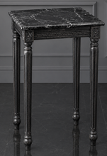 Guéridon carré de style Louis XVI en bois de hêtre massif sculpté
