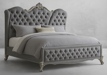 Lit baroque en velours gris capitonné avec pied de lit sculpté