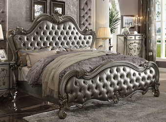 chambre lit de style baroque avec un cuir capitonné gris et un bois cérusé argent
