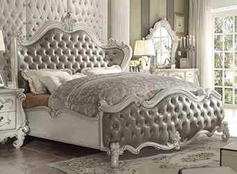 lit de style baroque cérusé blanc et cuir blanc