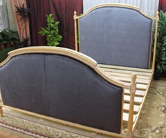 Lit de chambre style Louis XVI avec détails classiques, meubles Dobois