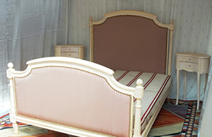 Chambre avec lit de style Louis XVI en bois massif, meubles Dobois