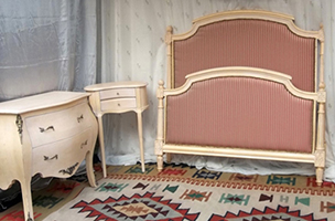 Chambre raffinée avec lit de style Louis XVI en bois massif, meubles Dobois