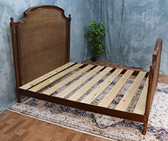 Chambre classique avec lit style Louis XVI raffiné, meubles Dobois