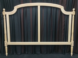 Chambre élégante avec lit de style Louis XVI en bois sculpté, meubles Dobois