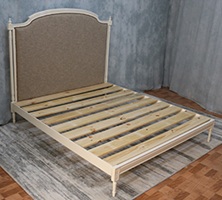 Lit Louis XVI chic et intemporel pour chambre élégante, meubles Dobois