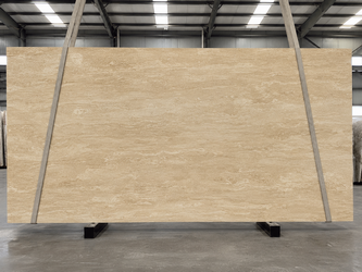 Détail du veinage de la plaque de marbre beige - LES MEUBLES DOBOIS