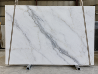 Détail du veinage de la plaque de marbre blanc intense - LES MEUBLES DOBOIS