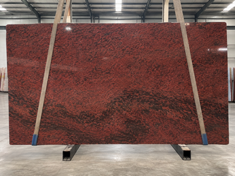 Détail du veinage de la plaque de marbre rouge - LES MEUBLES DOBOIS