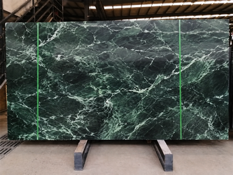 Détail du veinage de la plaque de marbre vert - LES MEUBLES DOBOIS