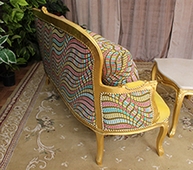 Canapé cabriolet gondole style Louis XV en velours bordeaux – MEUBLES DOBOIS