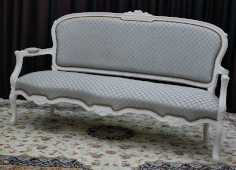 Canapé cabriolet style Louis XV en tissu crème capitonné – MEUBLES DOBOIS
