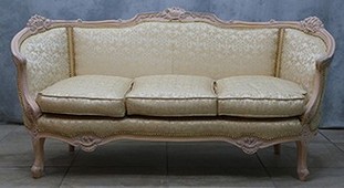 Canapé marquise style Louis XV en tissu doré et bois naturel – MEUBLES DOBOIS