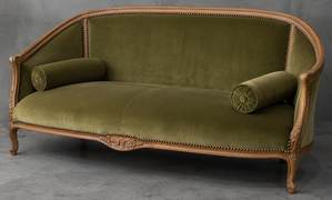 Canapé ottomane style Louis XV avec bois sculpté et assise élégante