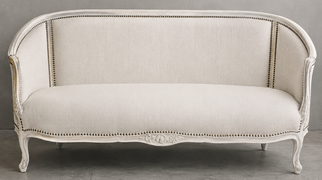 Canapé de style Louis XV avec dossier arrondi et clous décoratifs