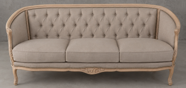 Banquette Louis XV avec accoudoirs courbés et finition artisanale