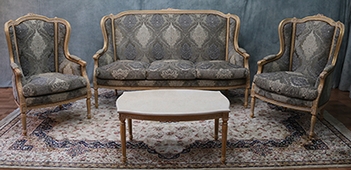 Canapé 3 pans à oreilles style Louis XVI en bois doré et tissu ivoire – MEUBLES DOBOIS