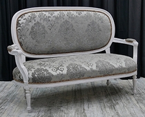 Canapé médaillon style Louis XVI en bois doré et tissu ivoire – MEUBLES DOBOIS