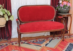Canapé médaillon style Louis XVI en velours violet – MEUBLES DOBOIS