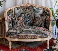 Canapé nid d’ange style Louis XVI en velours bleu nuit – MEUBLES DOBOIS