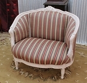 Canapé nid d’ange style Louis XVI en velours rouge – MEUBLES DOBOIS