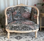 Canapé nid d’ange style Louis XVI en bois doré et tissu ivoire – MEUBLES DOBOIS
