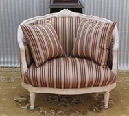 Canapé nid d’ange style Louis XVI en velours violet – MEUBLES DOBOIS