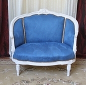 Canapé nid d’ange style Louis XVI en bois naturel et tissu crème – MEUBLES DOBOIS