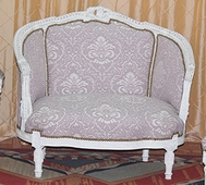 Canapé nid d’ange style Louis XVI en velours doré – MEUBLES DOBOIS